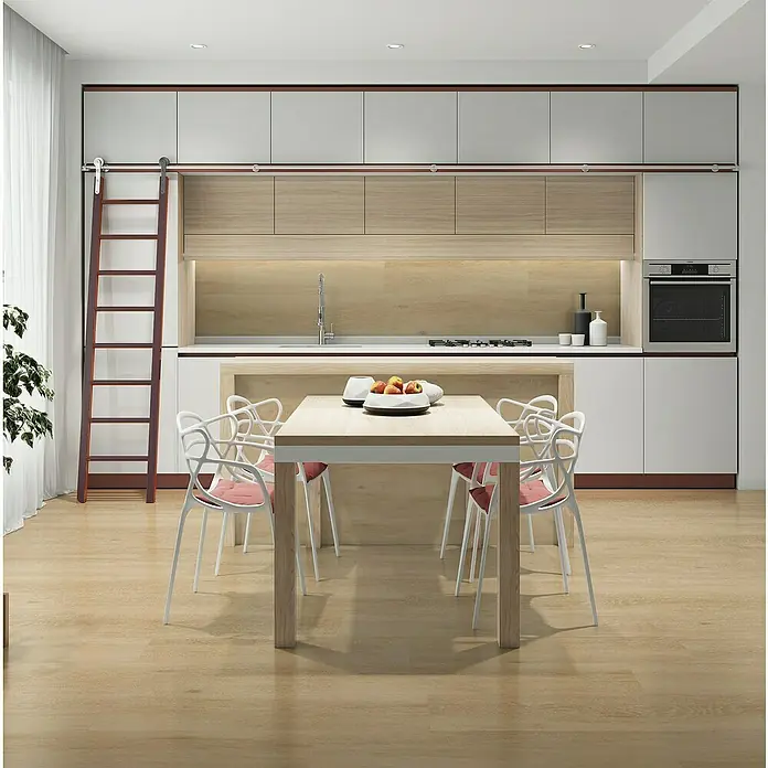 Halcón Pavimento porcelánico Atelier - 15,5 x 58,9 cm, Natural, Mate - Cocina moderna con gabinetes blancos y de madera, un comedor con mesa de madera clara y sillas blancas con cojines rosas.