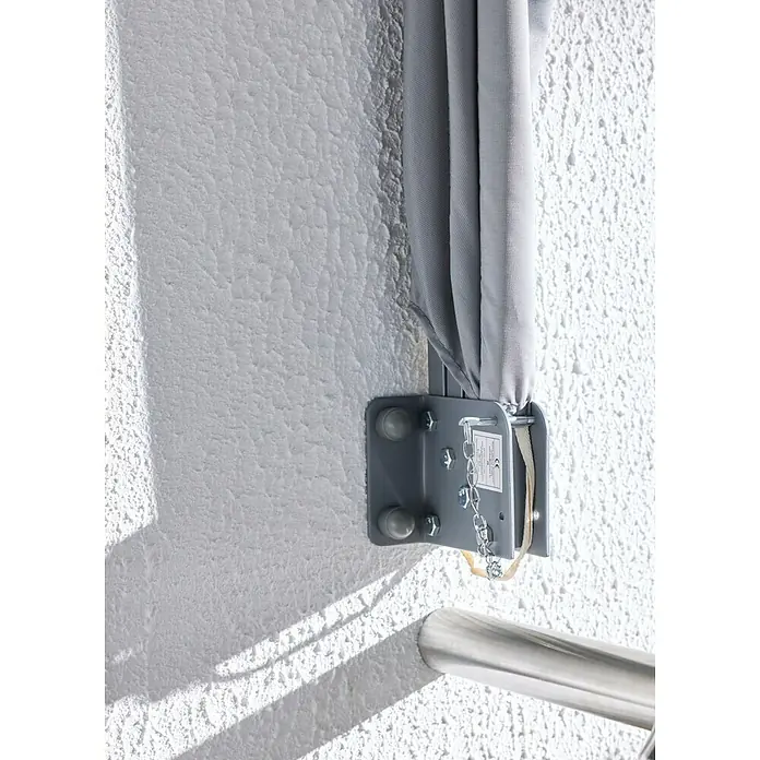 Sunfun Balkonfächer - Grau, 1,4 x 1,4 m - Graues Stoffrollo mit Metallhalterung, Kette und Etikett, an einer Wand montiert, mit einer Metallstange darunter.