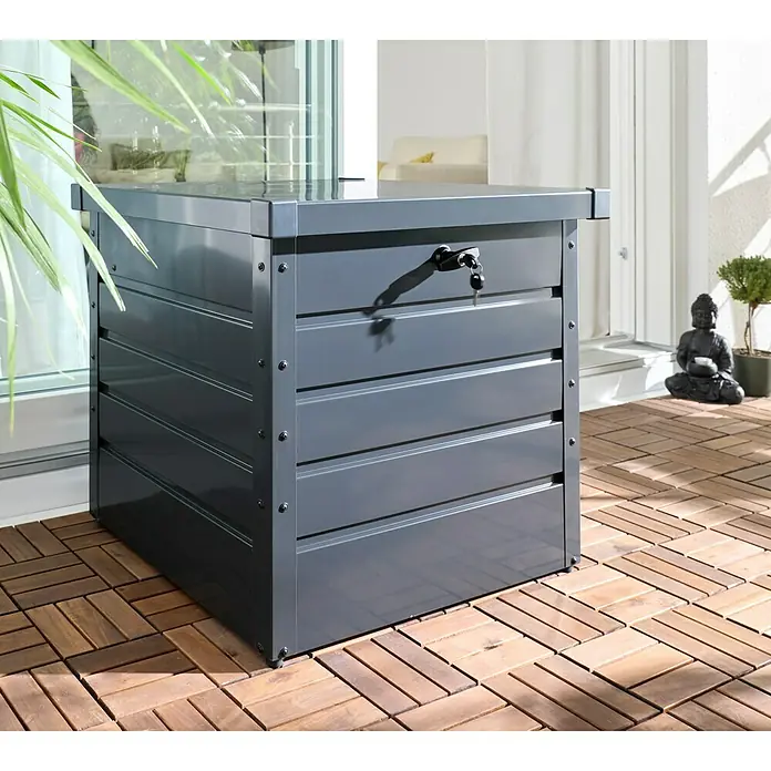 Hoggar Garten-Aufbewahrungsbox Sveg - L x B x H: 61 x 72 x 63 cm, Anthrazit, Metall - Dunkelgraue Metall-Aufbewahrungsbox mit Schloss und Schlüssel auf Holzrost, ideal für den Außenbereich.
