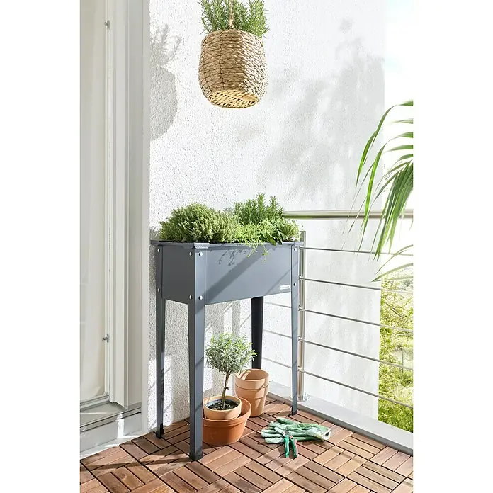 Floraworld Hochbeet - 80 x 60 x 30 cm, Metall, Anthrazit - Dunkelgraues Metall-Hochbeet, gefüllt mit Kräutern, auf einem Balkon.