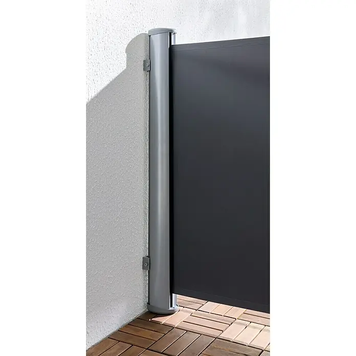 Sunfun Sichtschutz Seitenmarkise - Anthrazit, L x H: 300 x 100 cm - Dunkelgrauer ausziehbarer Sichtschutz mit silbergrauem Aluminium-Wandpfosten über Holzterrasse.