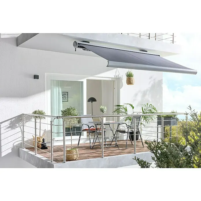 Sunfun LED-Vollkassettenmarkise - Anthrazit, Breite: 3 m, Ausfall: 2 m - Graue Markise über einem Balkon ausgefahren, spendet Schatten für einen Sitzbereich im Freien.