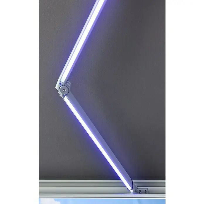 Sunfun LED-Vollkassettenmarkise - Anthrazit, Breite: 3 m, Ausfall: 2 m - Grauer Gelenkarm einer Markise mit integrierter LED-Beleuchtung, die die Unterseite des dunkelgrauen Markisentuchs beleuchtet.