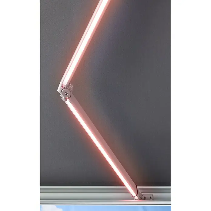 Sunfun LED-Vollkassettenmarkise - Anthrazit, Breite: 3 m, Ausfall: 2 m - Ein abgewinkelter Markisenarm mit integrierter LED-Lichtleiste, die den grauen Markisenstoff beleuchtet. Blauer Himmel unten sichtbar.