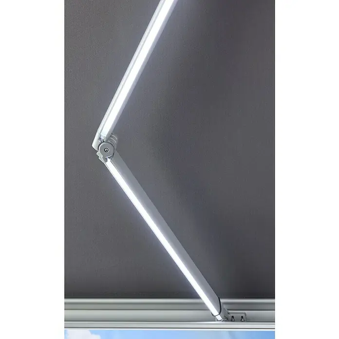 Sunfun LED-Vollkassettenmarkise - Anthrazit, Breite: 3 m, Ausfall: 2 m - Zwei weiße LED-Lichtleisten, durch ein Gelenk verbunden, beleuchten den grauen Stoff einer Markise. Helle und moderne Außenbeleuchtung.