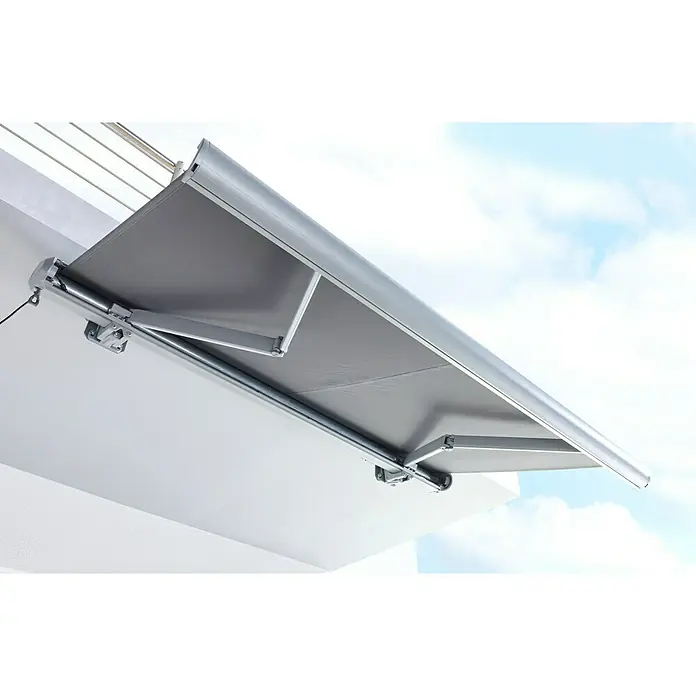 Sunfun LED-Vollkassettenmarkise - Anthrazit, Breite: 3 m, Ausfall: 2 m - Ausgefahrene graue Markise mit silbernem Gehäuse und Armen, an einem Gebäude montiert.