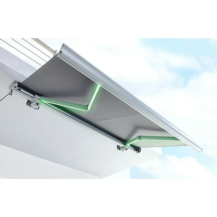 Sunfun LED-Vollkassettenmarkise - Anthrazit, Breite: 3 m, Ausfall: 2 m - Graue Kassettenmarkise mit grüner LED-Beleuchtung, teilweise ausgefahren von einem Gebäude.