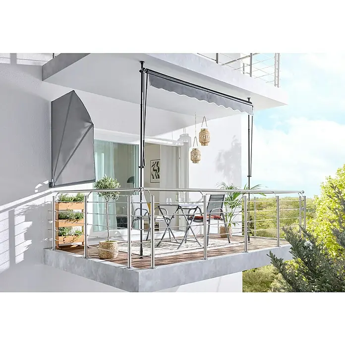 Sunfun Klemmmarkise / Senkrechtmarkise - Anthrazit, Breite: 3 m, Ausfall: 1,3 m - Graue Balkonmarkise mit wellenförmigem Volant und passendem Seitenrollo, spendet Schatten und Privatsphäre auf einem modernen Balkon.