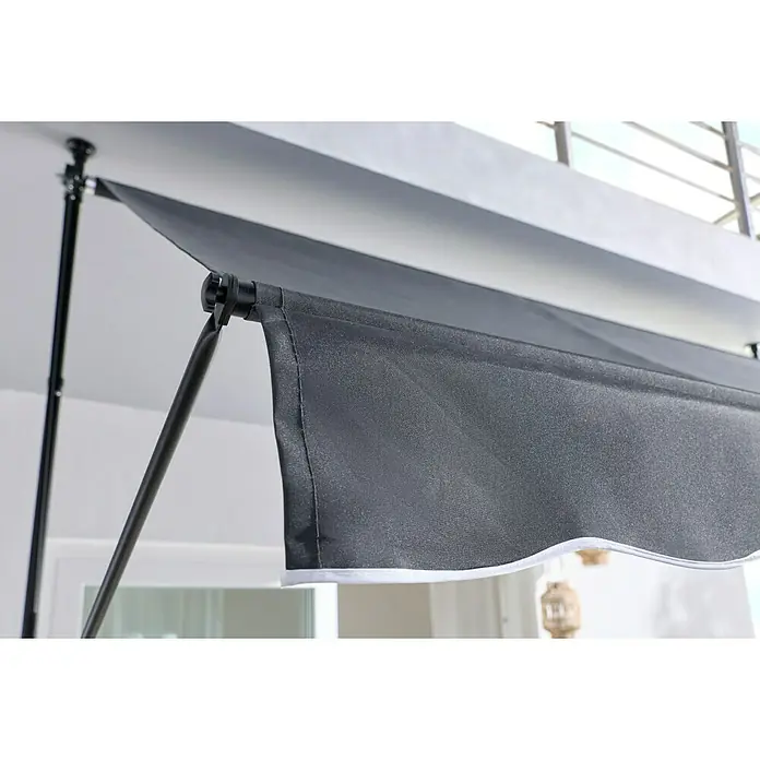 Sunfun Klemmmarkise / Senkrechtmarkise - Anthrazit, Breite: 3 m, Ausfall: 1,3 m - Dunkelgraue Stoffmarkise mit weißem Saum, draußen an Stützstangen als Sonnenschutz montiert.
