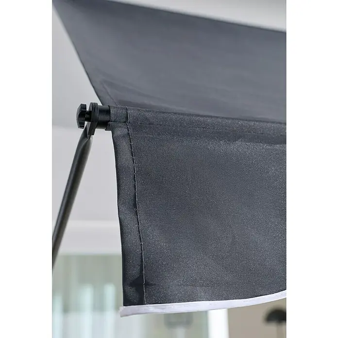 Sunfun Klemmmarkise / Senkrechtmarkise - Anthrazit, Breite: 3 m, Ausfall: 1,3 m - Nahaufnahme eines dunkelgrauen gewebten Sonnenschutzes mit weißem Rand, befestigt an einer schwarzen Stange mit schwarzem Verbinder.