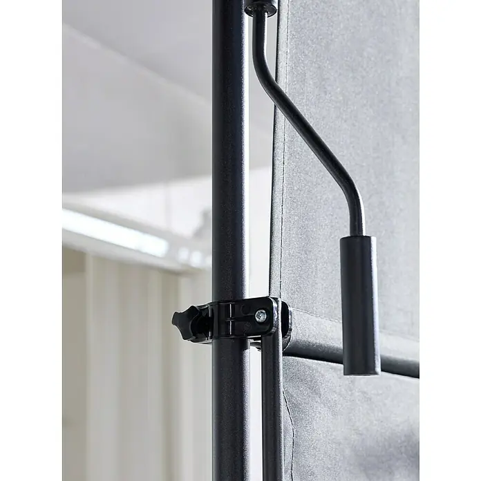 Sunfun Klemmmarkise / Senkrechtmarkise - Anthrazit, Breite: 3 m, Ausfall: 1,3 m - Dunkelgraues Metallgestell mit schwarzer verstellbarer Klemme, einem grauen Stoffschirm und einem gebogenen Arm.
