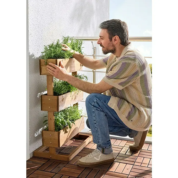 Dobar Hochbeet - L x B x H: 49,5 x 30 x 78 cm, Holz, Braun - Vertikales Holzgartenregal mit mehreren Etagen, gefüllt mit grünen Kräutern. Auf einem Balkon genutzt.