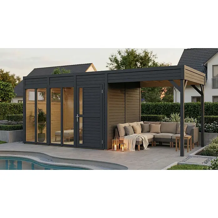 Bertilo Gartenhaus Cubus 3 - Außenmaß inkl. Dachüberstand (B x T): 559 x 240 cm, Holz, Anthrazitgrau - Dunkelgrauer Gartenraum mit Glasfront und angeschlossener Lounge-Pergola aus Naturholz neben einem Pool.