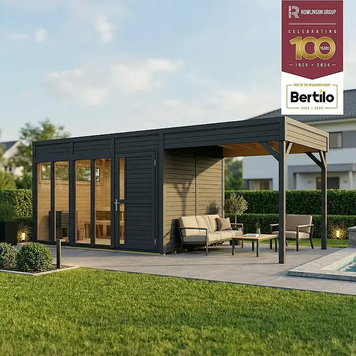 Bertilo Gartenhaus Cubus 3 - Außenmaß inkl. Dachüberstand (B x T): 559 x 240 cm, Holz, Anthrazitgrau - Anthrazitfarbenes Gartenhaus mit Glas-Sauna und angebauter Pergola-Lounge, möbliert mit Sitzgelegenheiten im modernen Garten.
