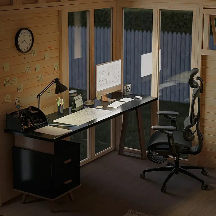 Bertilo Gartenhaus Cubus 3 - Außenmaß inkl. Dachüberstand (B x T): 559 x 240 cm, Holz, Natur - Gemütliches Home-Office mit dunklem Schreibtisch, Computer und ergonomischem Stuhl in einer Holzhütte, beleuchtet von einer Schreibtischlampe.