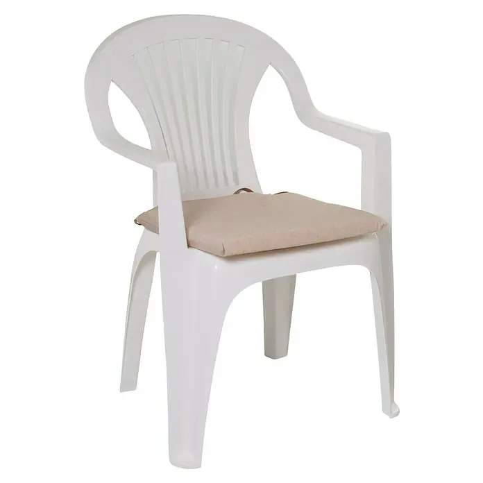 Cojín para asiento - 2 ud., L x An x Al: 40 x 40 x 3,5 cm, 50% algodón 50% poliéster, Crema - Silla de jardín de plástico blanco con reposabrazos y respaldo acanalado, con cojín de asiento beige.
