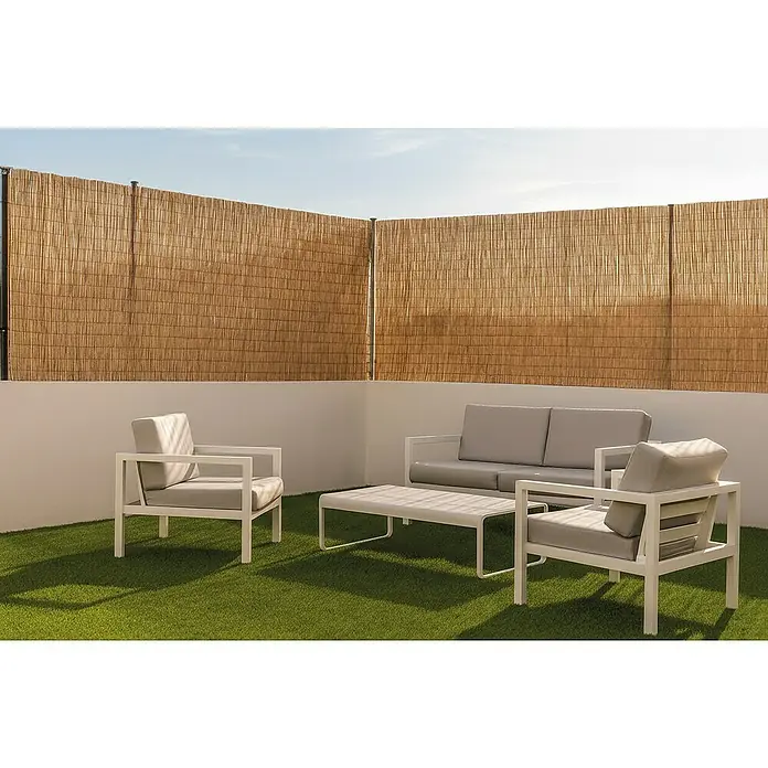 Ocultación de junco natural tejido - L x Al: 3 x 1 m, Apto para: Ocultaciones, Natural - Conjunto de muebles de exterior blancos con cojines grises sobre césped artificial y biombo de bambú.