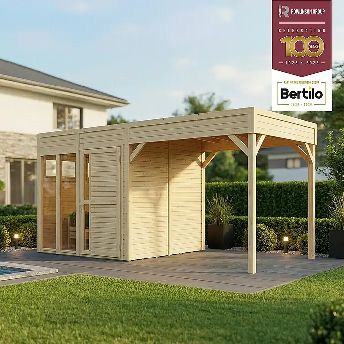 Bertilo Gartenhaus Cubus 2 - Außenmaß inkl. Dachüberstand (B x T): 449 x 240 cm, Holz, Natur - Heller Holz-Gartenschuppen mit angebauter offener Pergola auf einer Terrasse neben einem kleinen Pool und Rasen.