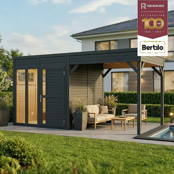 Bertilo Gartenhaus Cubus 2 - Außenmaß inkl. Dachüberstand (B x T): 449 x 240 cm, Holz, Anthrazitgrau - Modernes dunkelgraues Gartenhaus mit Sauna und angebauter Pergola-Lounge auf einer Terrasse neben einem kleinen Pool.