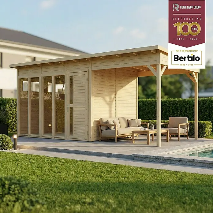 Bertilo Gartenhaus Pentus 3 - Außenmaß inkl. Dachüberstand (B x T): 582 x 266 cm, Holz, Natur - Gartenhaus aus hellem Holz mit integrierter Terrasse und Gartenmöbeln am Pool.
