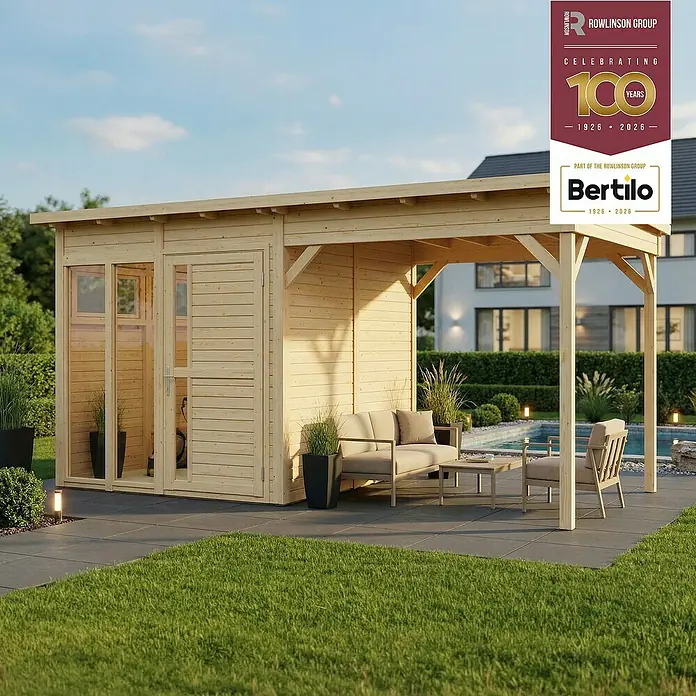 Bertilo Gartenhaus Pentus 2 - Außenmaß inkl. Dachüberstand (B x T): 470 x 266 cm, Holz, Natur - Gartenhaus aus hellem Holz mit integriertem Schuppen und Pergola, möbliert mit Sitzgelegenheiten am Pool.