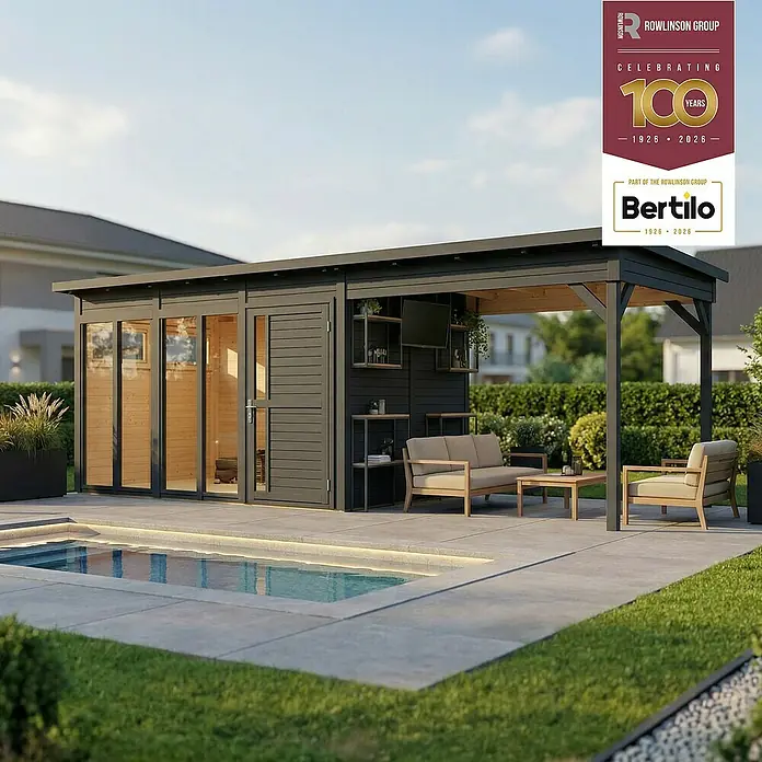 Bertilo Gartenhaus Pentus 3 - Außenmaß inkl. Dachüberstand (B x T): 582 x 266 cm, Holz, Anthrazitgrau - Moderner dunkelgrauer Gartenraum mit Glasschiebetüren und integrierter Pergola, neben einem Swimmingpool.