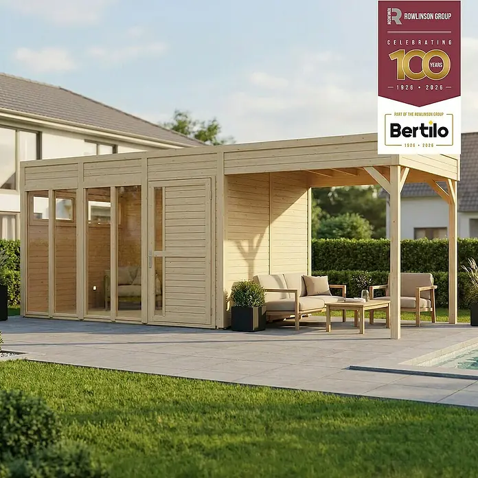 Bertilo Gartenhaus Cubus 3 - Außenmaß inkl. Dachüberstand (B x T): 559 x 240 cm, Holz, Natur - Naturholz-Gartenhaus mit Glasfront und Pergola, als Outdoor-Wohnbereich genutzt.