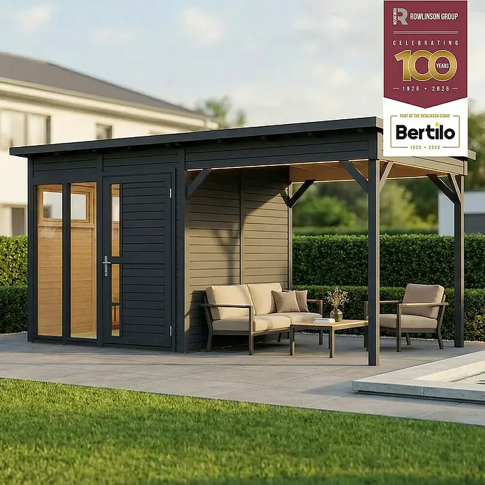 Bertilo Gartenhaus Pentus 2 - Außenmaß inkl. Dachüberstand (B x T): 470 x 266 cm, Holz, Anthrazitgrau - Dunkelgraues Gartenhaus mit hellen Holzdetails und integrierter Pergola, die Outdoor-Lounge-Möbel auf einer Terrasse schützt.