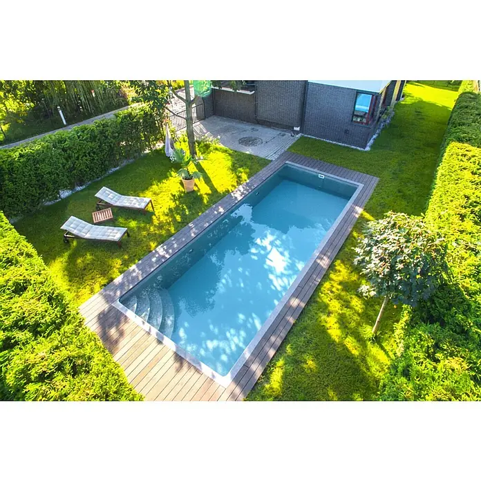 Mountfield Bausatz-Pool - L x B x H: 490 x 350 x 140 cm, 17,59 m³, Grau - Rechteckiger Swimmingpool mit Holzterrasse, in einem sonnigen grünen Garten mit Liegestühlen und Hecken.