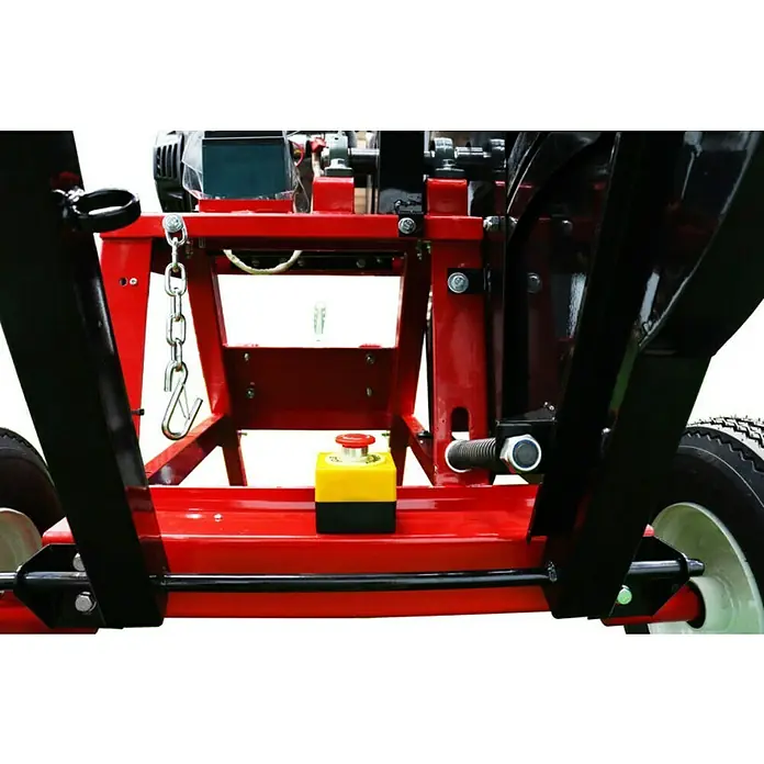 HZC Power Wippkreissäge WP1 - 15 PS, Durchmesser Sägeblatt: 700 mm - Rotes und schwarzes Schwerlast-Maschinengestell mit prominentem gelb-rotem Not-Aus-Knopf und einer Metallkette mit Haken.