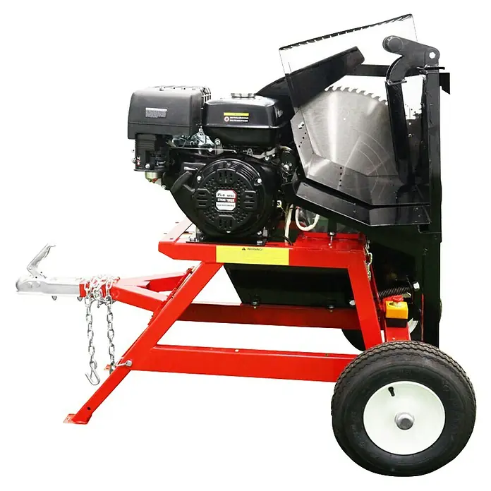 HZC Power Wippkreissäge WP1 - 15 PS, Durchmesser Sägeblatt: 700 mm - Rot umrahmte tragbare Kreissäge mit schwarzem Benzinmotor und silbernem Kreissägeblatt, mit Anhängerkupplung und Rädern zum Transport.