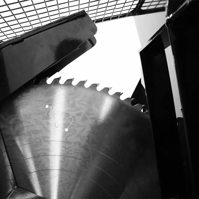 HZC Power Wippkreissäge WP1 - 15 PS, Durchmesser Sägeblatt: 700 mm - Großes, metallisches Kreissägeblatt mit scharfen Zähnen, teilweise von schwarzen Schutzvorrichtungen und einem Schutzgitter umschlossen.