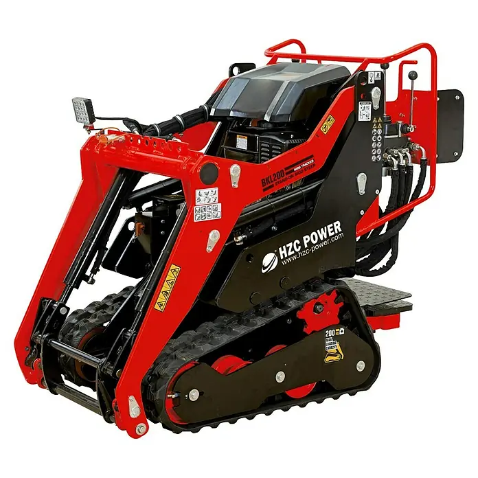 HZC Power Kompaktlader BKL200 - 6,3 kW, Traglast: 200 kg - Roter und schwarzer Mini-Raupen-Stand-on-Skid-Steer mit robustem Design für Bau- und Landschaftsaufgaben.