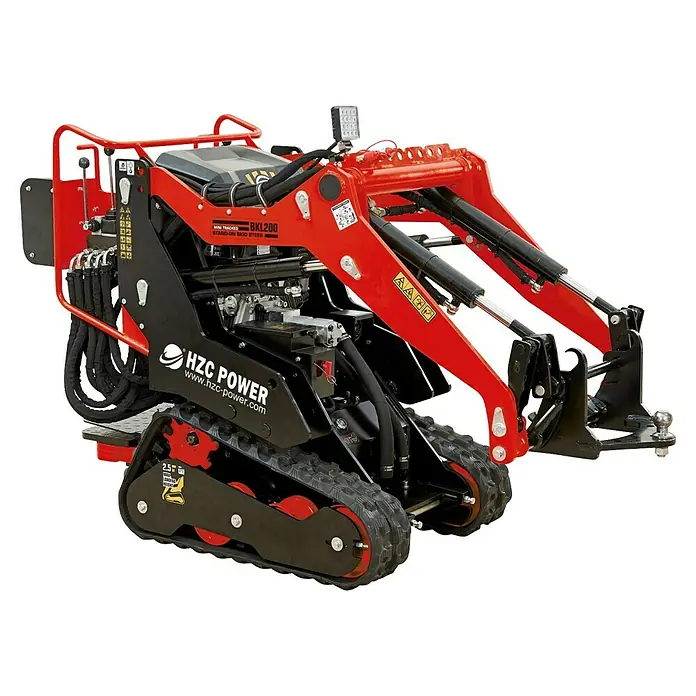 HZC Power Kompaktlader BKL200 - 6,3 kW, Traglast: 200 kg - Roter und schwarzer Mini-Raupen-Kompaktlader mit Stehplattform.