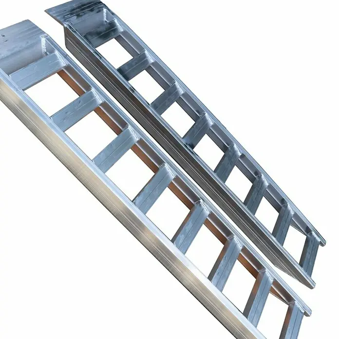 HZC Power Auffahrschiene RA4000 - Länge: 2,19 m, Tragkraft: 5 t, 2 Stk. - Zwei silberfarbene Aluminium-Laderampen mit Querstreben.