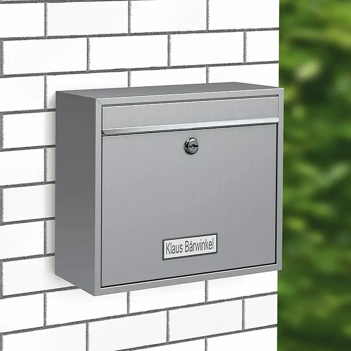 Basi Wandbriefkasten BK 900 - L x B x H: 15 x 36 x 31 cm, Silber, Stahl, Namensschild - Rechteckiger, gebürsteter silbergrauer Wandbriefkasten aus Metall mit Schloß und "Klaus Bärwinkel" Namensschild.