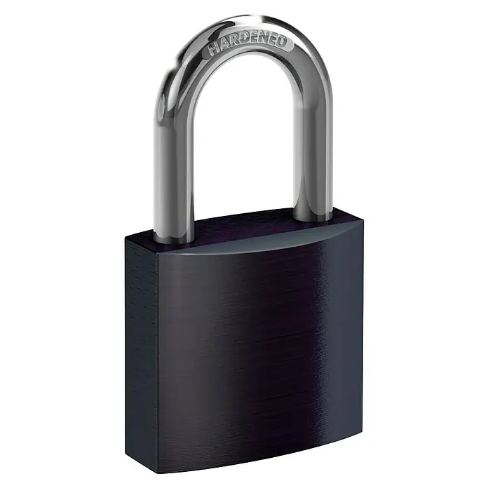 Basi Vorhängeschloss VHS 619 - Schwarz, Aluminium, Bügelstärke: 6,5 mm - Schwarzes Vorhängeschloss mit gebürstetem Gehäuse und glänzendem silbernen Bügel, auf dem „HARDENED“ geprägt ist.
