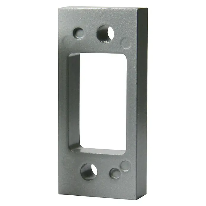 Basi Distanz-Abstandshalter - Passend für: BASI Panzer-Riegelschloss, L x B x S: 68 x 30 x 2 mm, Silber - Graues Türschließblech aus Metall mit rechteckiger Öffnung und Befestigungslöchern.