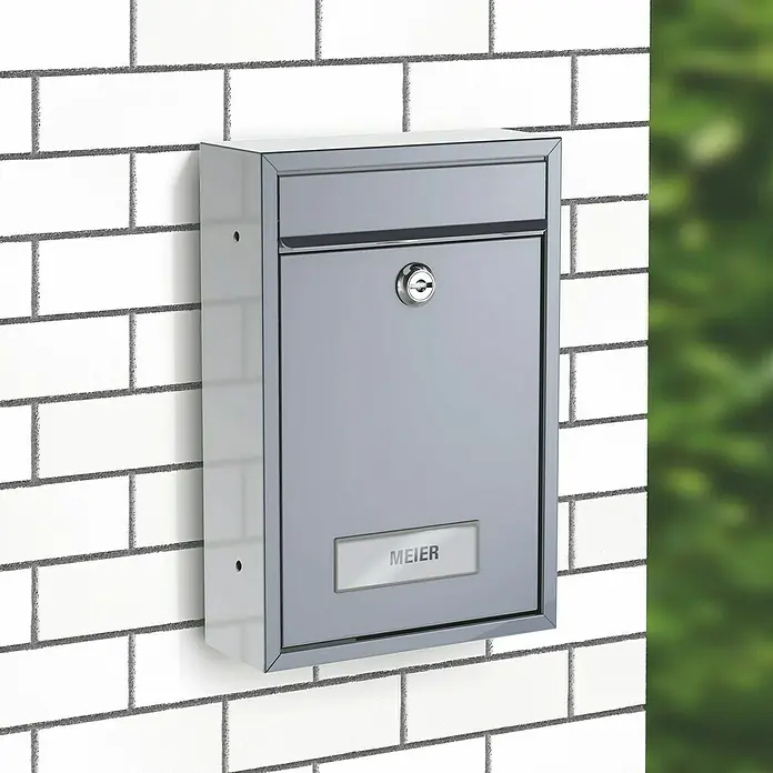 Basi Wandbriefkasten BK 100 - L x B x H: 8,2 x 21,5 x 32 cm, Silber, Stahl, Namensschild - Metallgrauer Wandbriefkasten mit Schlüsselloch und Namensschild.
