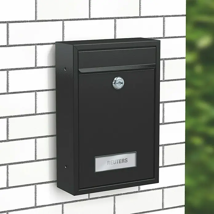 Basi Wandbriefkasten BK 100 - L x B x H: 8,2 x 21,5 x 32 cm, Schwarz, Stahl, Namensschild - Schwarzer strukturierter Metallbriefkasten mit silbernem Schlüsselloch und 'REUTERS'-Namensschild.