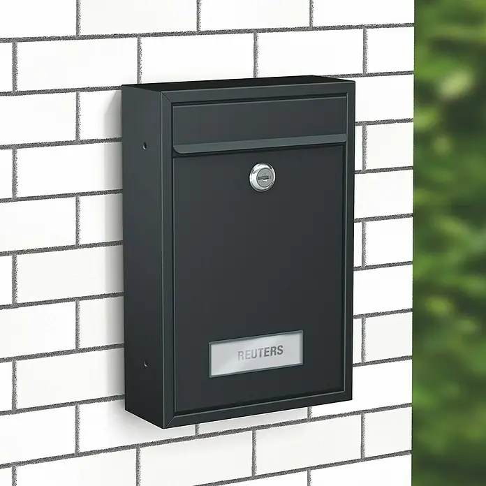 Basi Wandbriefkasten BK 100 - L x B x H: 8,2 x 21,5 x 32 cm, Anthrazitgrau, Stahl, Namensschild - Dunkelgrauer Metallbriefkasten mit „REUTERS“-Namensschild, wandmontiert, Einwurfschlitz und Schloss.