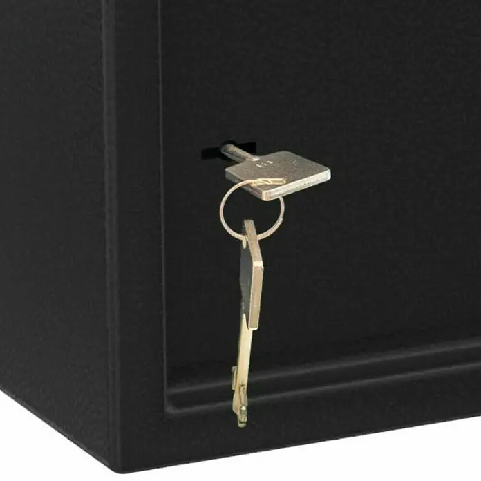 Basi Möbeltresor MT 200 - L x B x H: 200 x 320 x 200 mm, Doppelbart-Hochsicherheitsschloss, Schwarz - Schwarzer Safe mit einem silbernen Schlüssel im Schloss. Ein weiterer Schlüssel hängt am Schlüsselring.