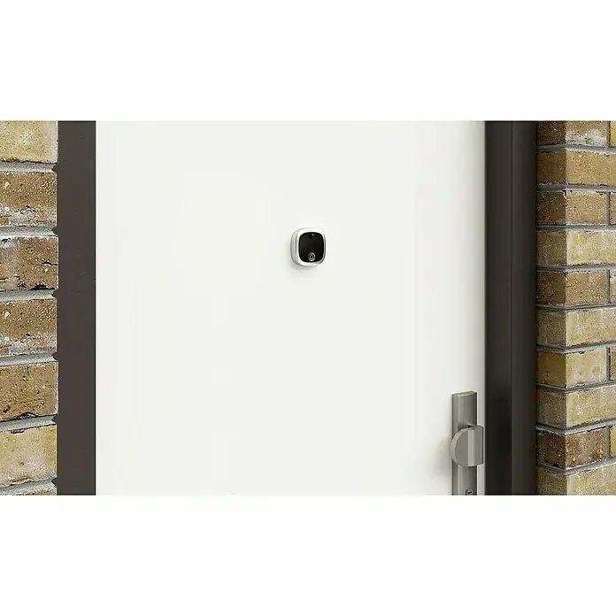Basi Digitaler Türspion TS 800 - Einbaudurchmesser: 14 mm, Bildschirmdiagonale in Zoll: 2,8 ", TFT-Bildschirm, Stärke Tür: 35 mm - 120 mm - Weiß-schwarze intelligente Türklingel an einer weißen Tür.
