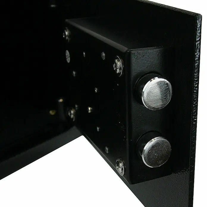 Basi Möbeltresor MT 200 - L x B x H: 200 x 320 x 200 mm, Doppelbart-Hochsicherheitsschloss, Schwarz - Das Innere einer geöffneten schwarzen Tresortür, das den robusten schwarzen Metall-Verriegelungsmechanismus mit zwei silbernen Bolzen und Befestigungen zeigt.