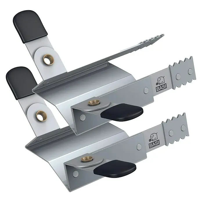 Basi Rollladensicherung RK 100 - Edelstahl, 2 -tlg. - Zwei silberfarbene Türzargenspanner aus Metall mit schwarzen Schutzkappen und gezahnten Enden zur sicheren Montage.