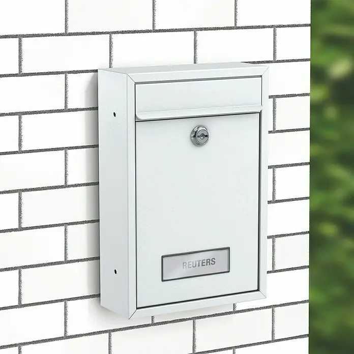 Basi Wandbriefkasten BK 100 - L x B x H: 8,2 x 21,5 x 32 cm, Weiß, Stahl, Namensschild - Weißer Briefkasten mit „REUTERS“-Branding und Schloss, an einer Wand montiert.