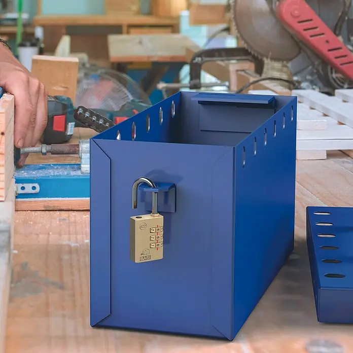 Basi Zahlenschloss VHS 622 - L x B: 50 x 38 mm, Bügelstärke: 6 mm, Messing - Blaue Metallaufbewahrungsbox mit angebrachtem Zahlenschloss, in einer Werkstattumgebung.
