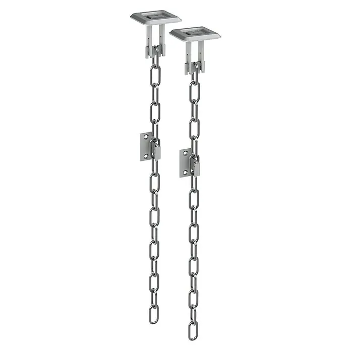 Basi Gitterrostsicherung GS 70 - Einsatzbereich: Kellerschacht, 565 mm - Zwei silberne Metallketten mit quadratischen grauen Deckenhalterungen und rechteckigen grauen Wandhalterungen.