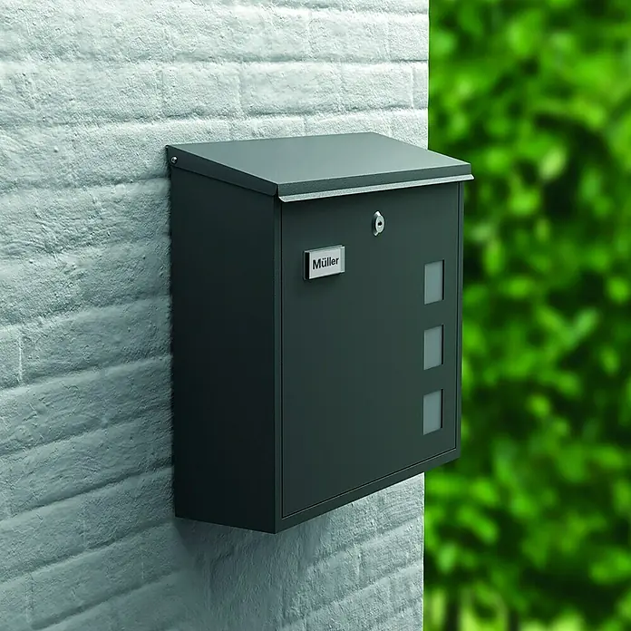 Basi Wandbriefkasten BK 350 M - L x B x H: 11,7 x 34,6 x 33 cm, Anthrazit, Stahl, Namensschild - Dunkelgrauer wandmontierter Briefkasten mit schrägem Deckel, Namensschild, Schloss und drei rechteckigen Fenstern.