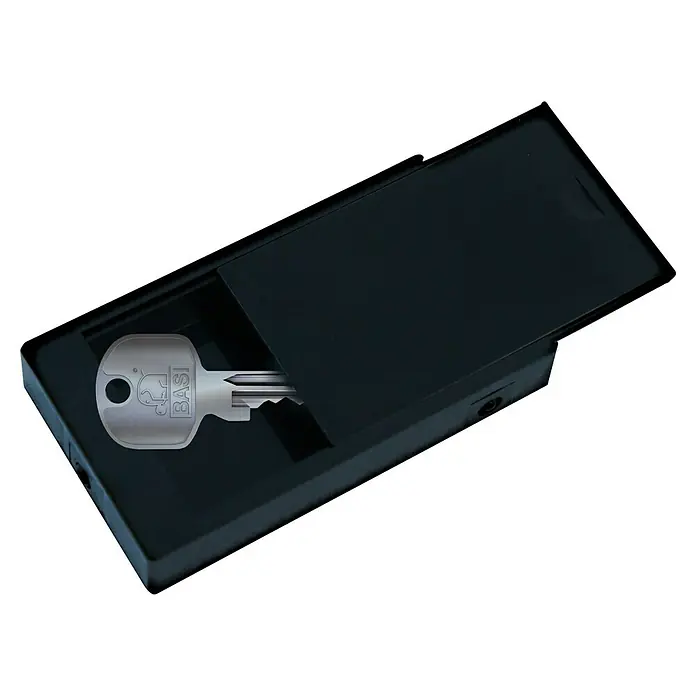Basi Schlüsselbox SBO 210 - L x B x H: 115 x 56 x 22 mm, Schwarz - Silberner BASI Schlüssel in einem schwarzen, rechteckigen Schiebegehäuse.